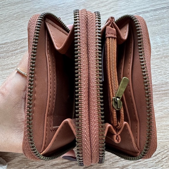 Universal Thread Double Pocket Wallet - Picture 2 of 5